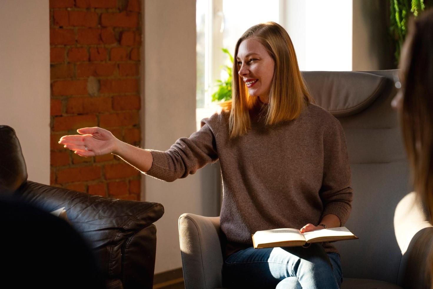 Gruppo di persone in cerchio durante un workshop di crescita personale